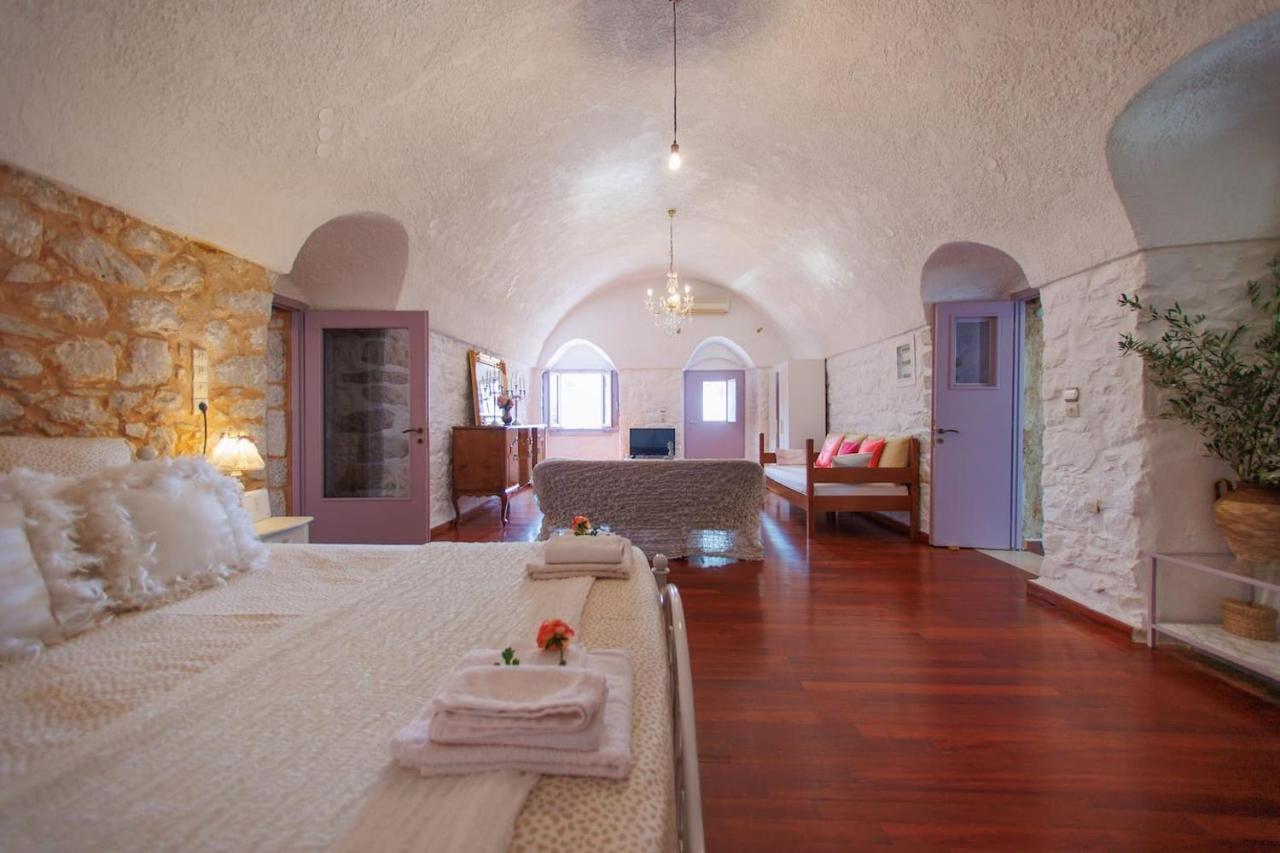 Iliana'S House - Spacious Cave House In The Center Of Areopolis Appartement Buitenkant foto