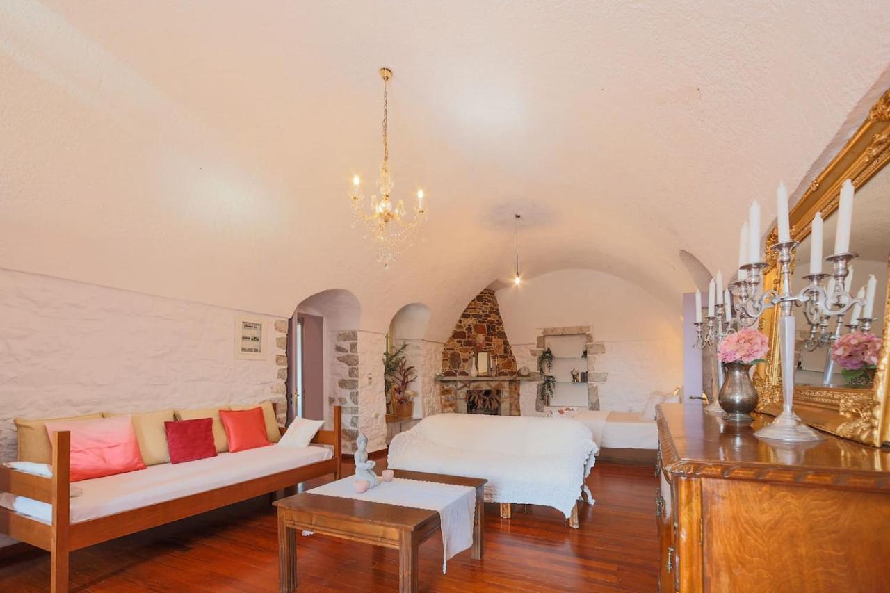 Iliana'S House - Spacious Cave House In The Center Of Areopolis Buitenkant foto